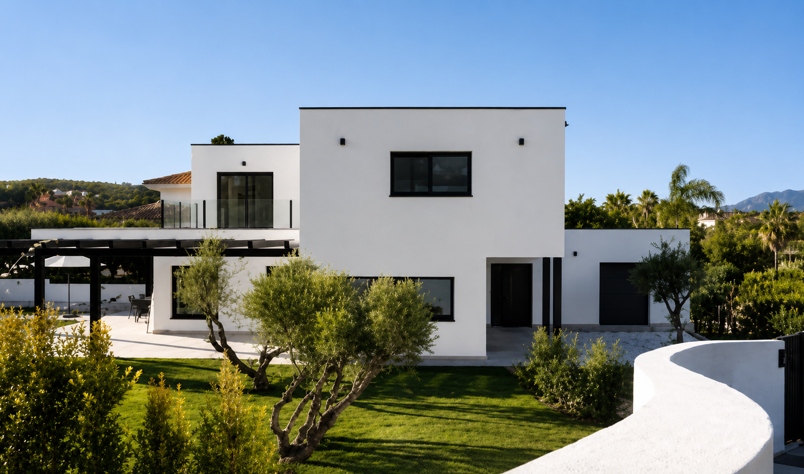 Moderne witte modulaire woning met tuin en brede gevel