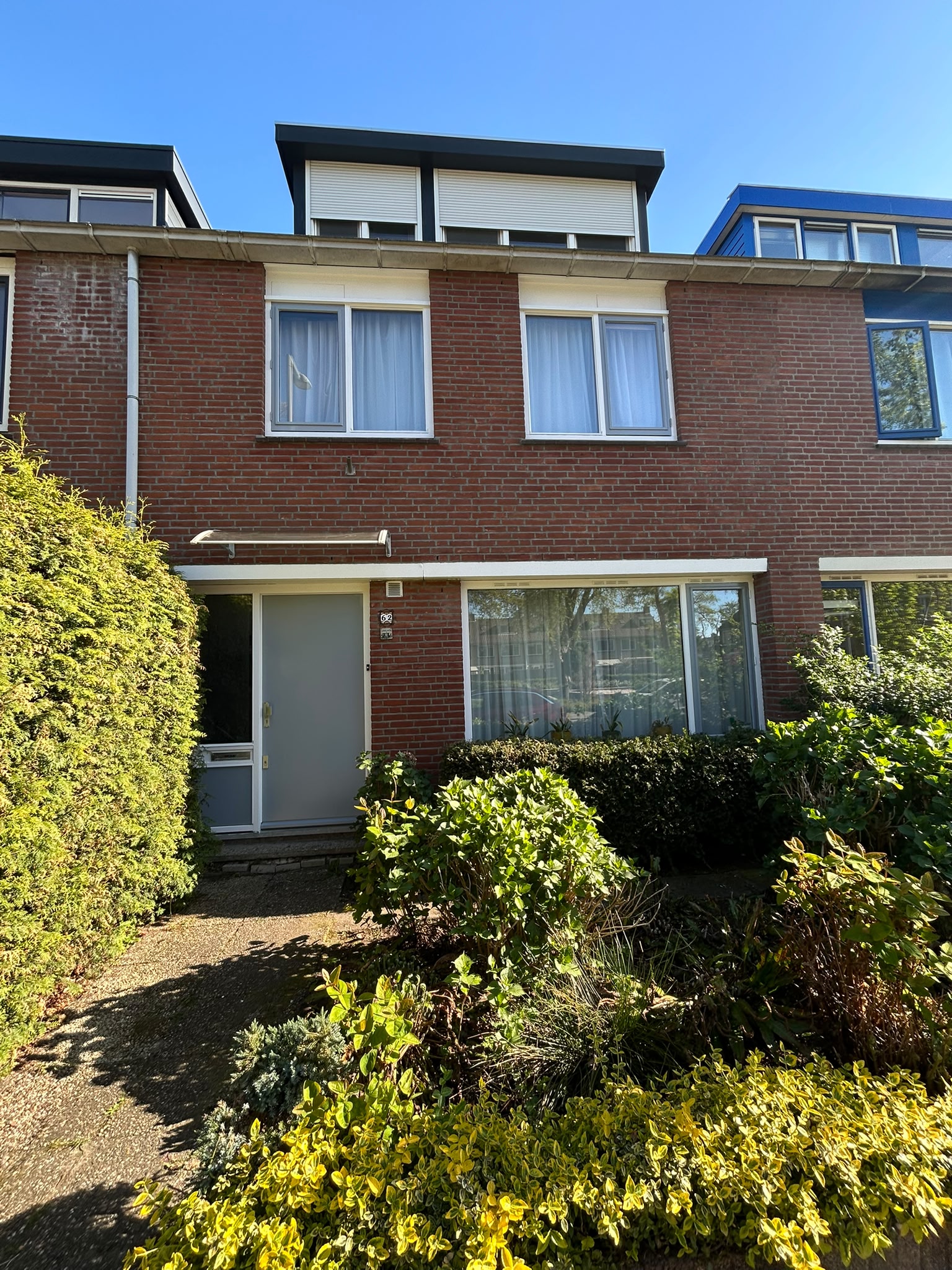 Voorgevel met kozijnen en afgewerkte buitendelen