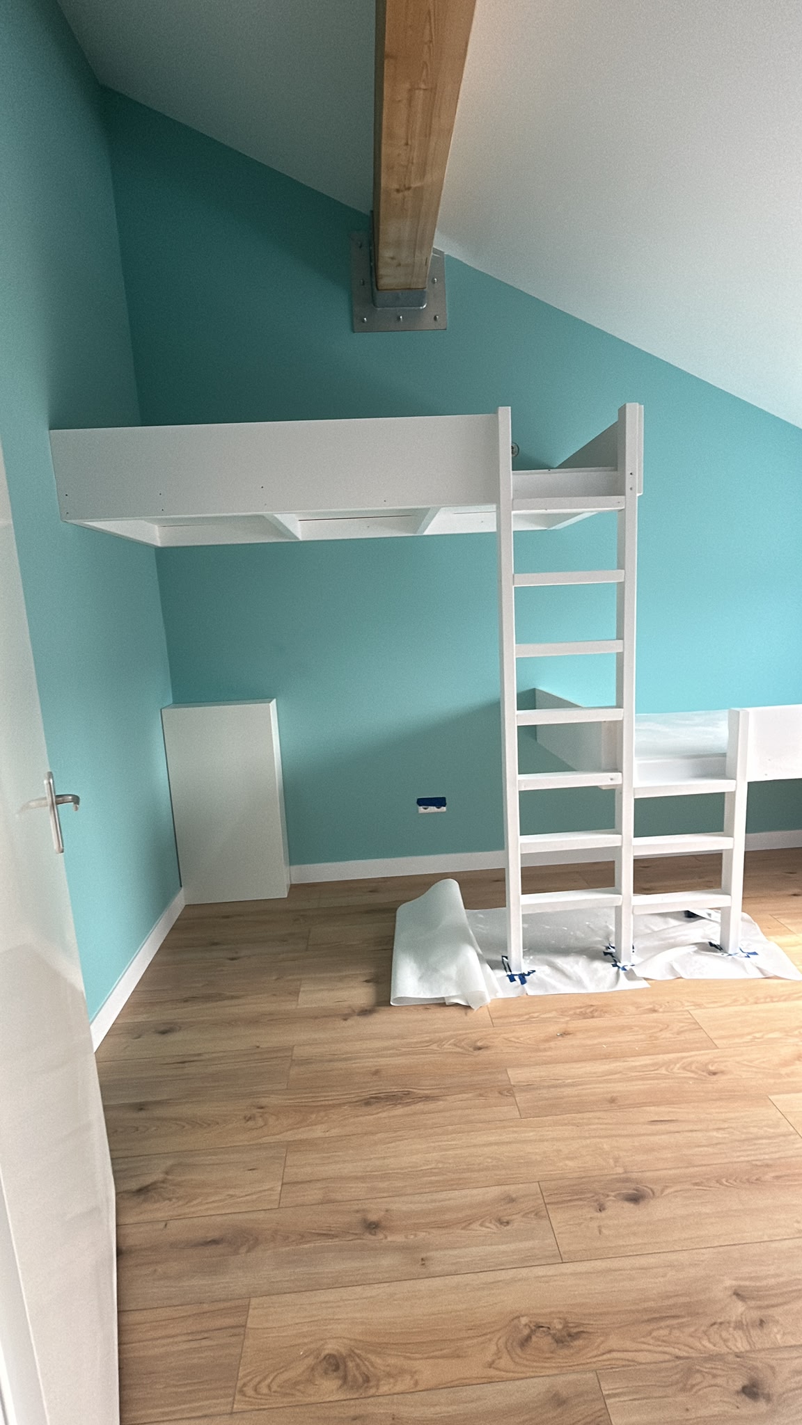 Turquoise kamer met hoogslaper en afgewerkte witte details