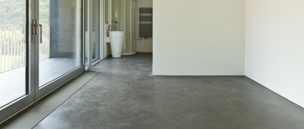 Open ruimte met microcemento vloer en badkamerzone