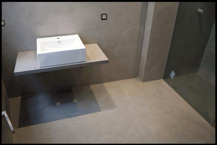 Compacte badkamer met opzetwastafel en inloopdouche in microcemento