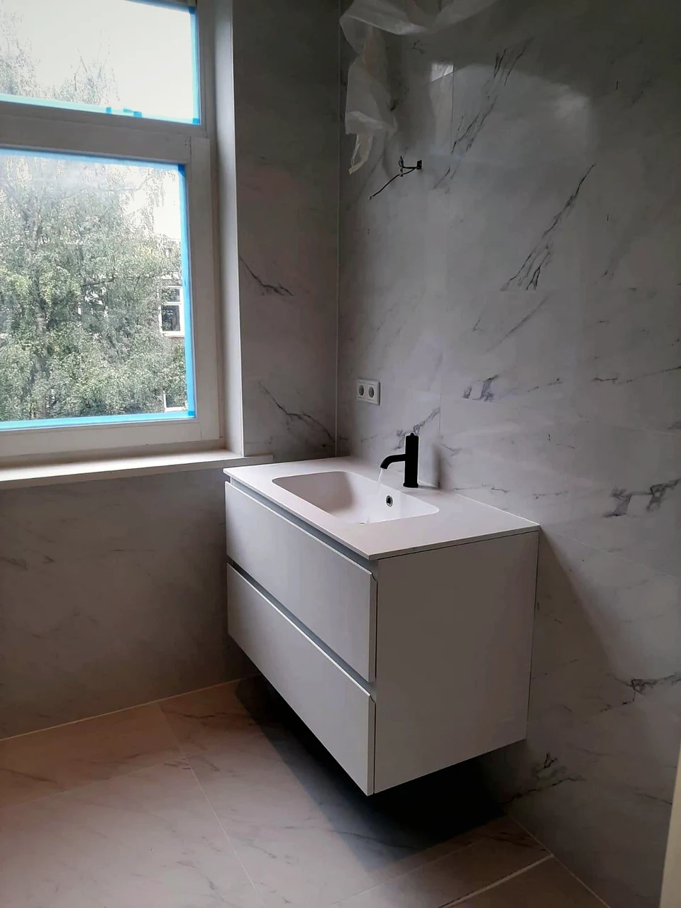 Badkamertegelwerk met strakke afwerking