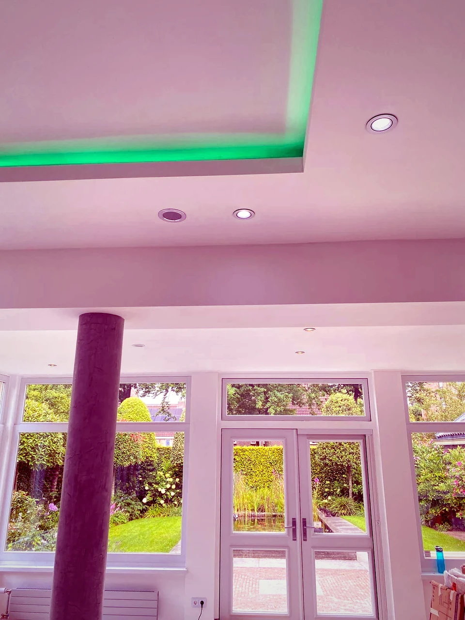 Plafondafwerking met ingebouwde verlichting