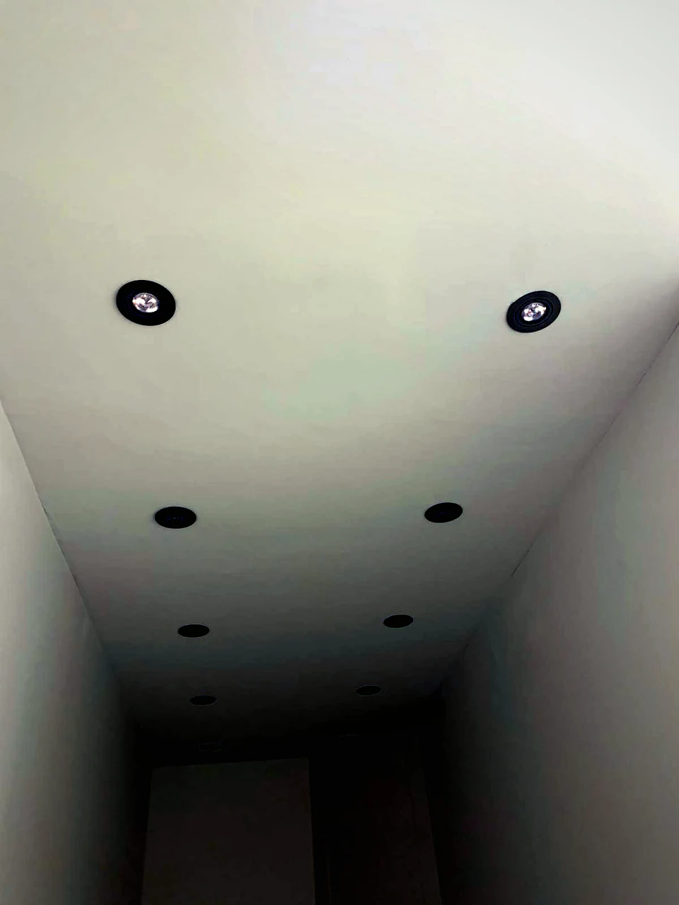 Interieur met afgewerkte verlichting